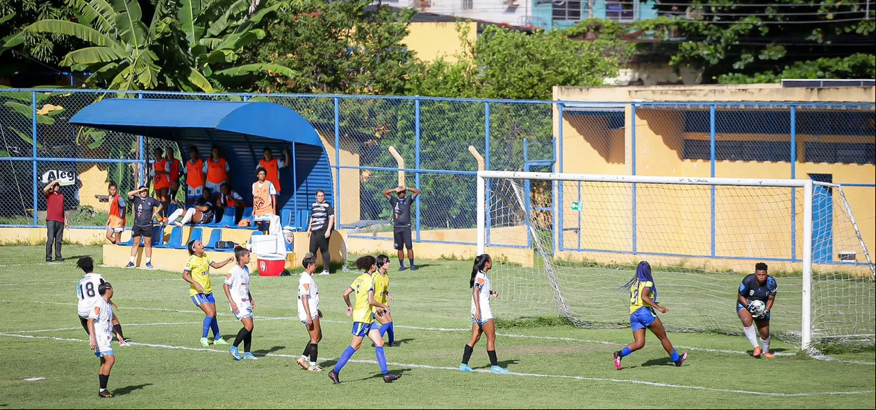 Goleira Amanda do Polivalente defende bola alçada na área