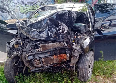HB20 ficou destruído