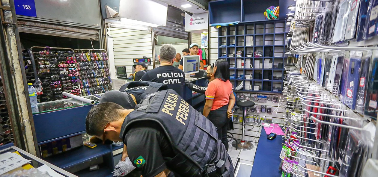 Policiais fizeram buscas em lojas