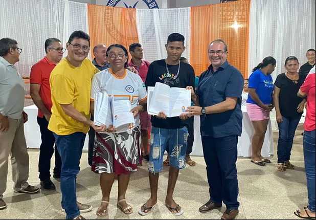 Prefeitura Municipal de Nazária realiza entrega livros didáticos e paradidáticos para os alunos do EJA