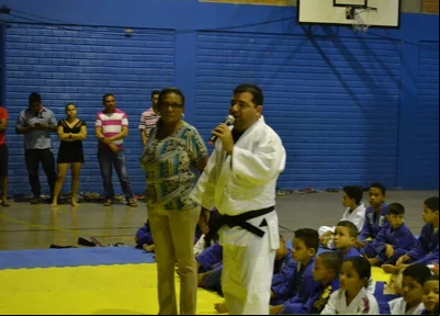 Professor David Tajra Vecki ministrando aula