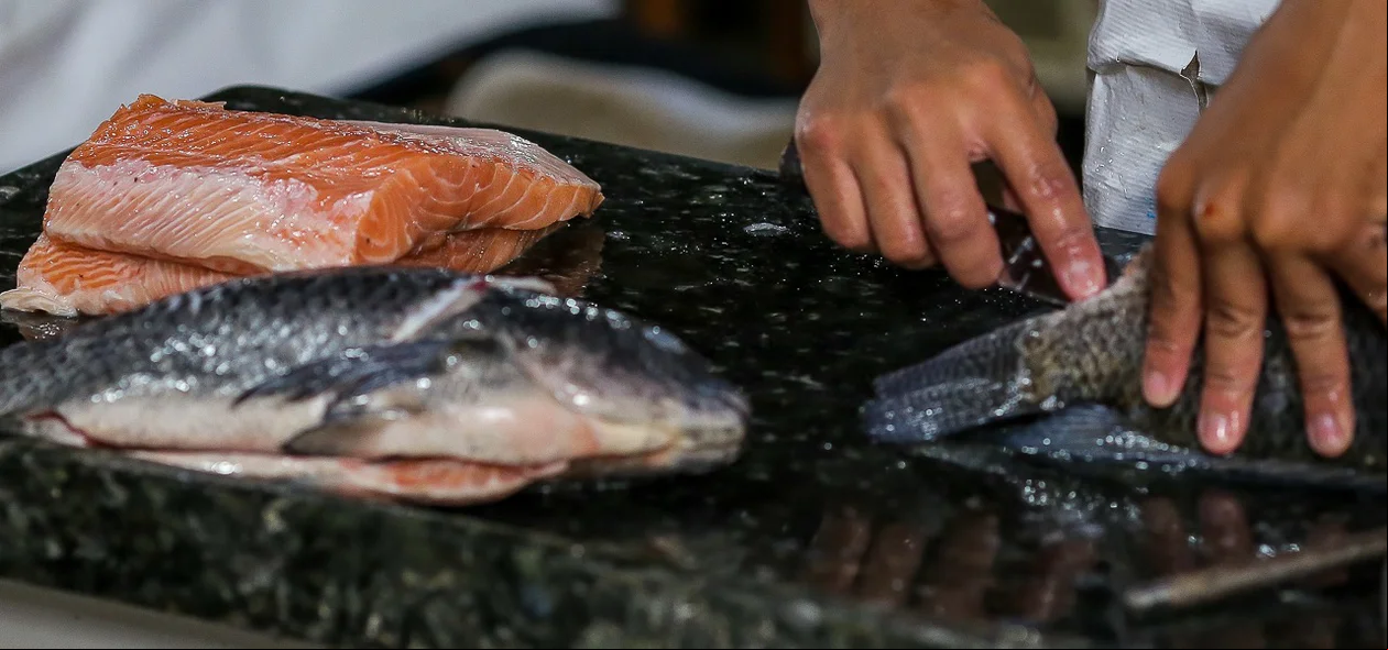 Salmão para venda no Mercado do Peixe de Teresina