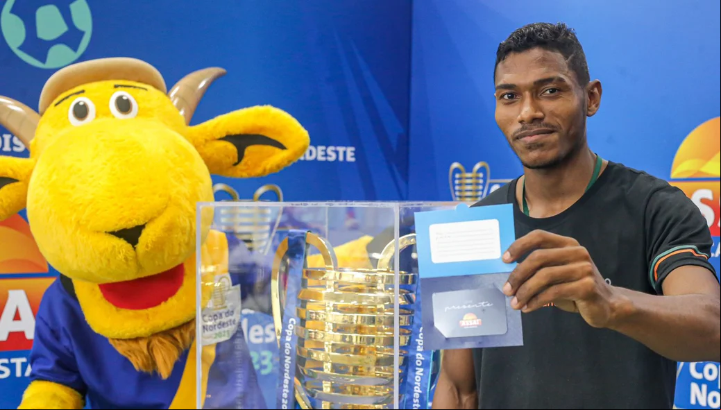Vencedor de um do desafio "Chute ao Gol" junto ao mascote Zeca Brito