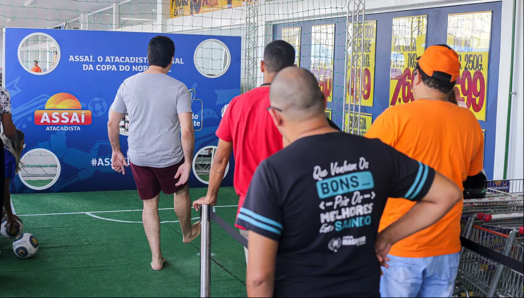Visitantes esperam sua vez para poder participar do desafio