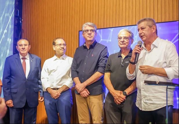 Autoridades na solenidade de inauguração