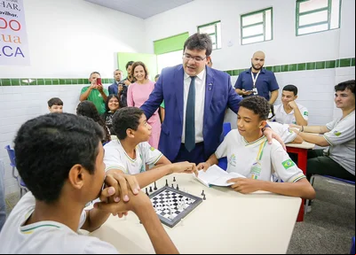 Governador Rafael Fonteles em sala de aula