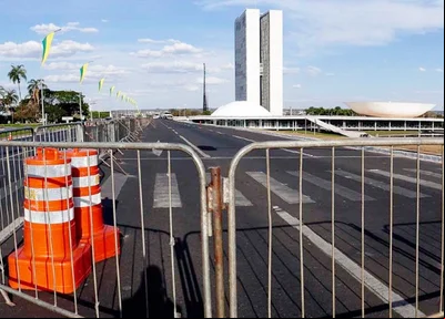 Grades na Praça dos Três Poderes