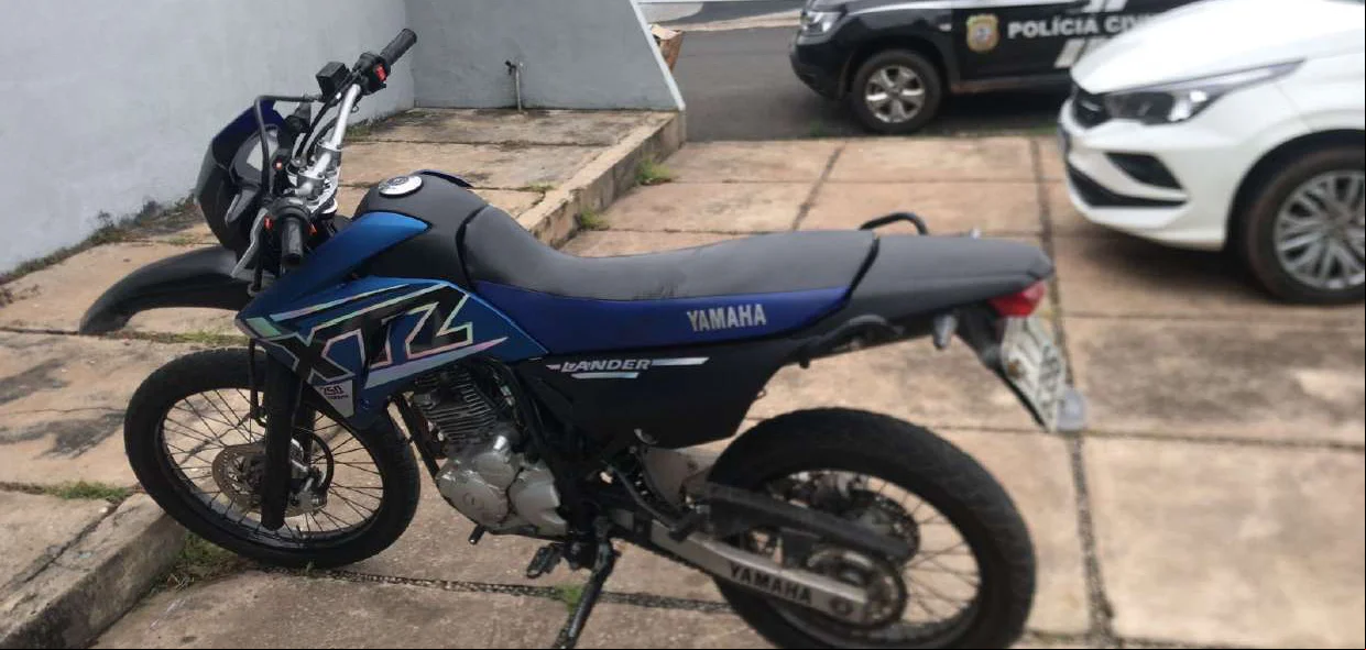 Moto azul modelo XTZ apreendida com o suspeito