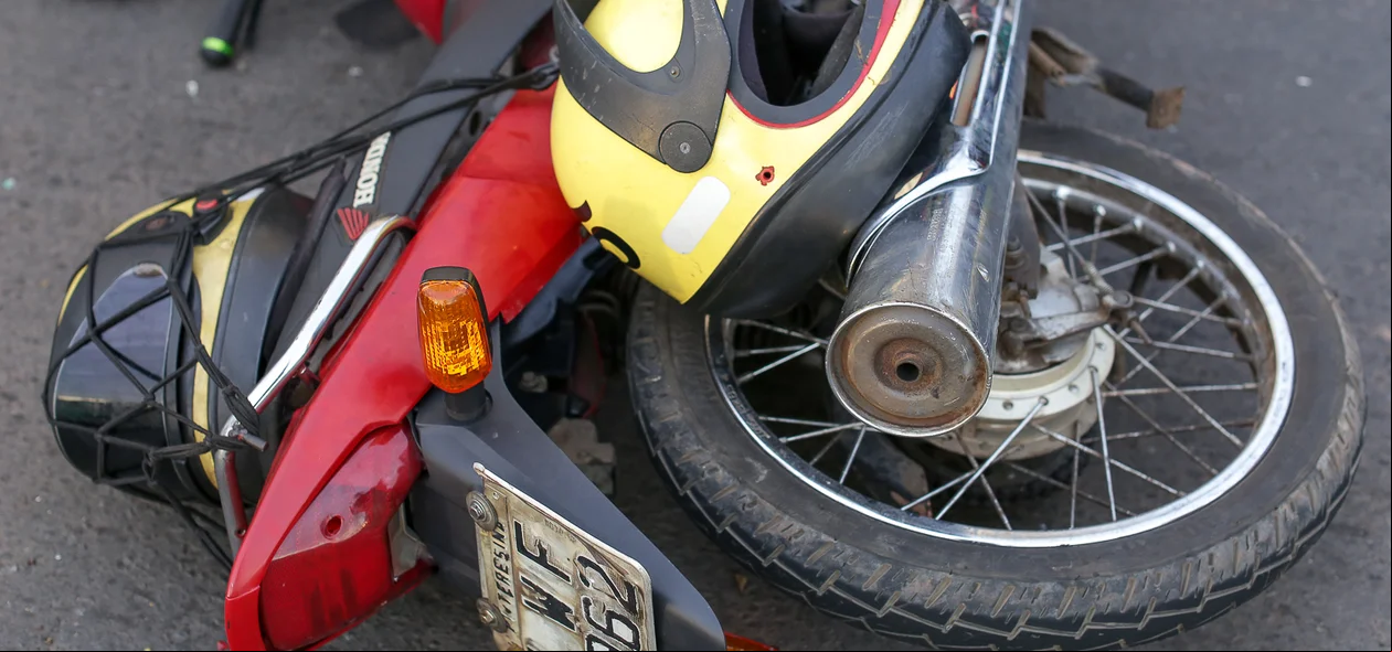 Mototaxista bate em caminhão e morre na BR-316