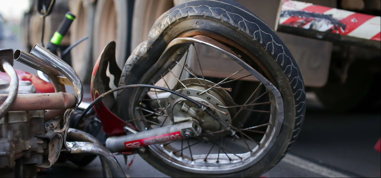 Mototaxista foi atropelado por caminhão