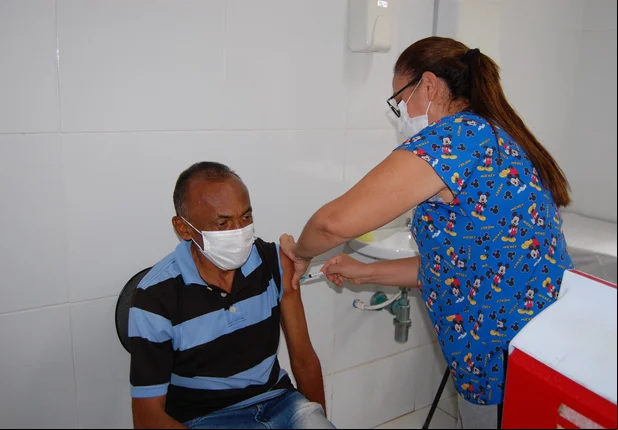 Pessoas com 40 anos podem tomar a vacina bivalente a partir de segunda (15).