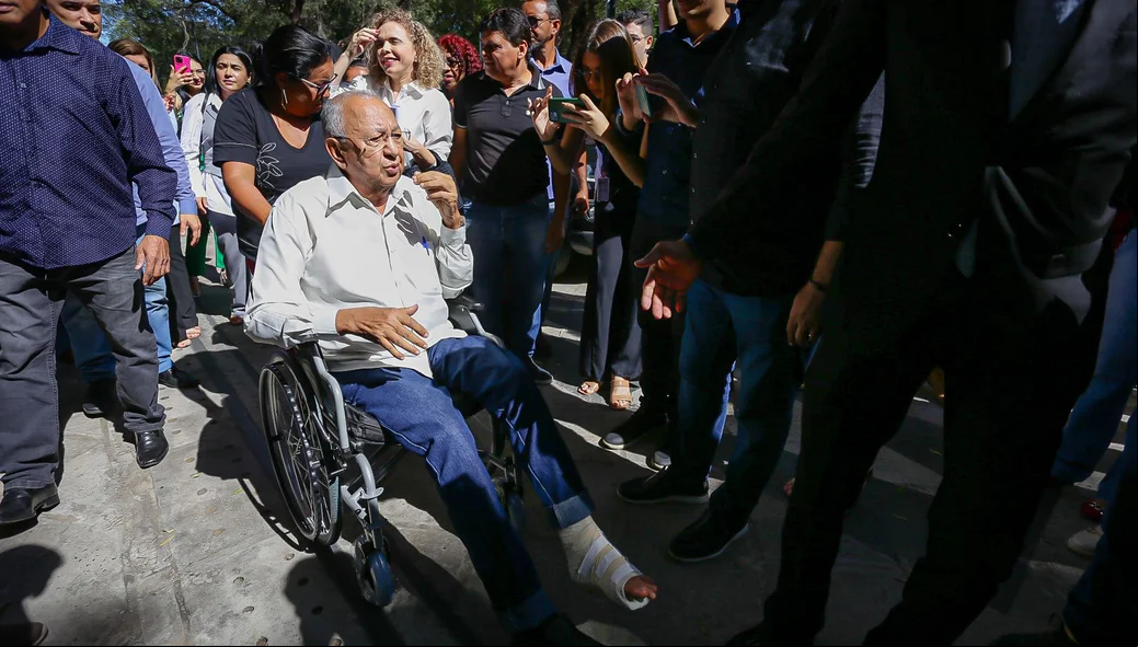 Prefeito vai para o Palácio da Cidade de cadeira de rodas