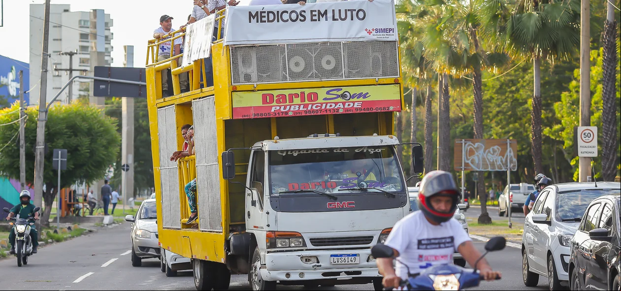 Servidores seguiram no trio elétrico até o Hotel Blue Tree