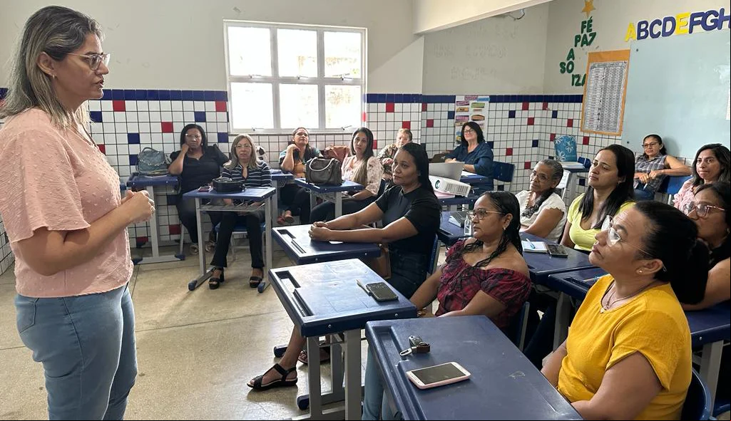A SEMEC orienta os professores do ensino infantil e ensino fundamental
