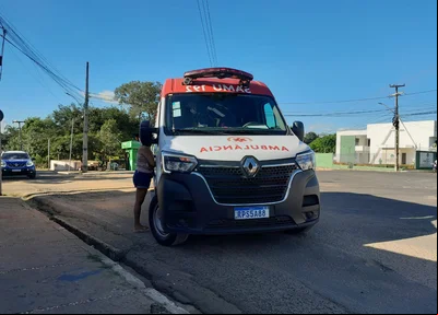 Ambulância do SAMU no local para socorrer à vítima