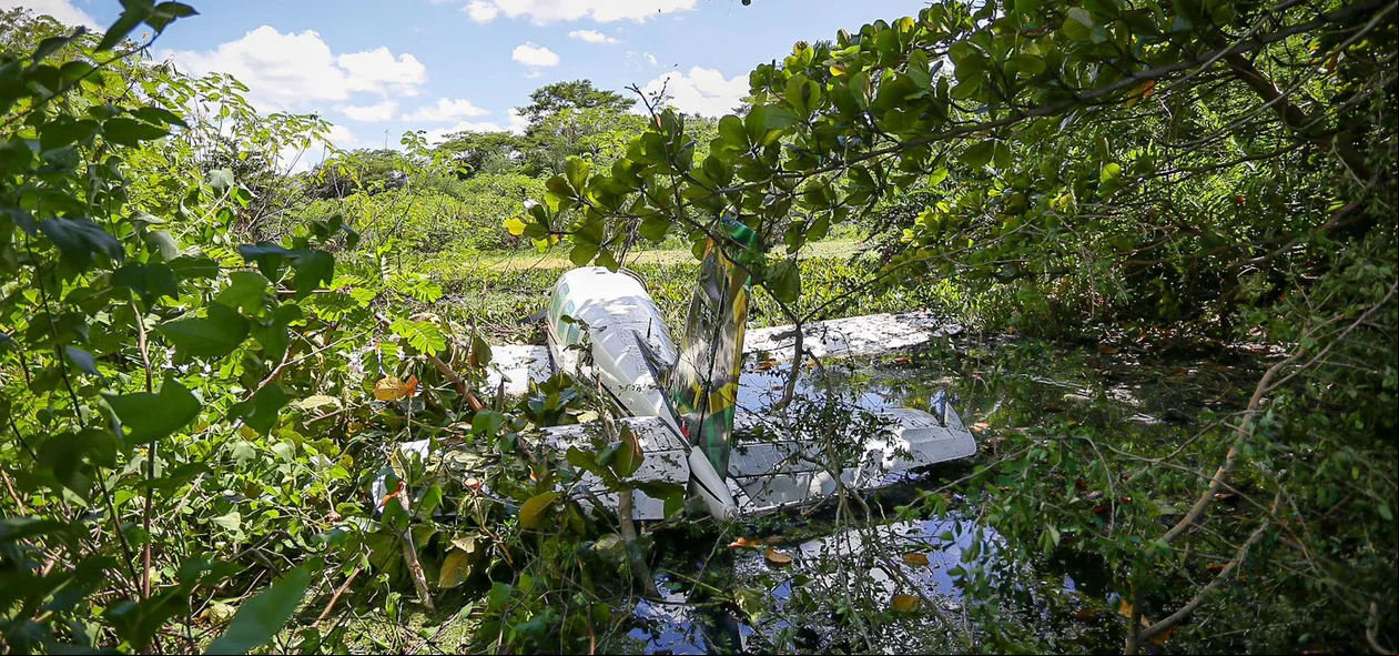 Avião cai em local de difícil o