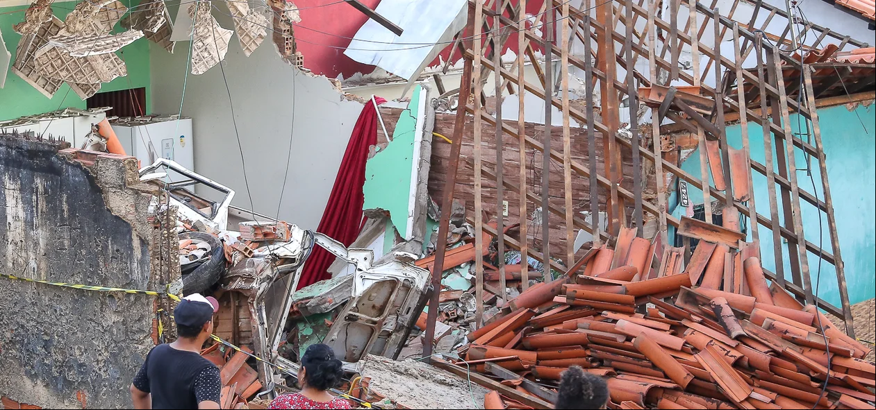 Carreta destruiu 2 casas na zona sul de Teresina
