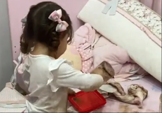 Criança viraliza ao sujar todo o quarto de chocolate em pó