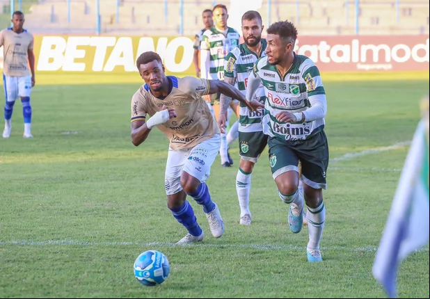 Disputa de bola entre Altos e CSA