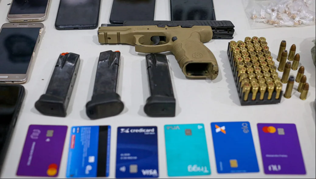 Também foram apreendidas anotações sobre a atuação das facções criminosas
