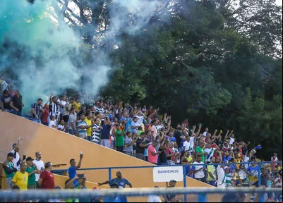 Torcida do Altos fazendo a festa