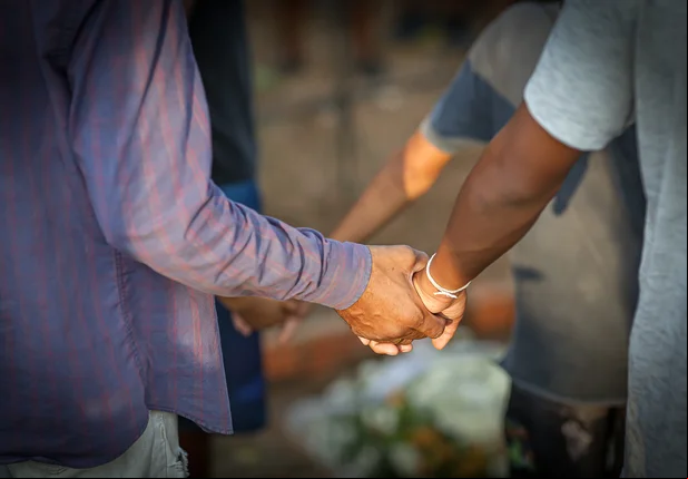 Amigos deram as mãos e rezam o pai nosso