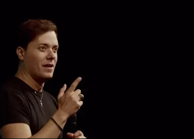 André Valadão durante culto nos EUA