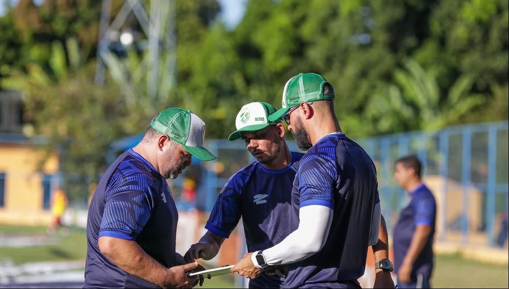 Comissão técnica do Altos na partida contra o América-RN