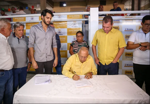 Dr. Pesoa assinando ordem de serviço para reforma do Mercado Central