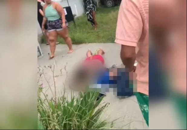 Em imagens que circulam nas redes sociais é possível ver uma pessoas abraçando o corpo do menino
