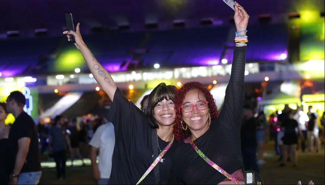 Jovens curtindo noite de shows
