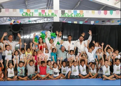 Prefeito e alunos do projeto superação
