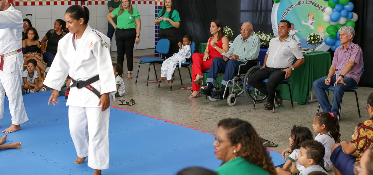 Solenidade aconteceu na escola  Helena Medeiros, no bairro São Joaquim