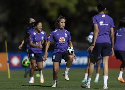Tamires realiza trabalho com bola em primeiro treino da seleção