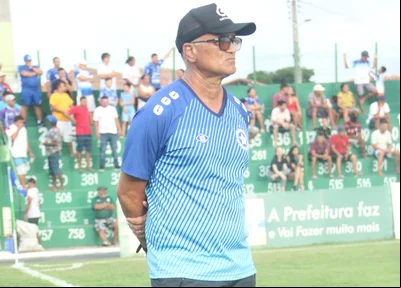 Técnico Oliveira Canindé a beira do campo no jogo do Parnahyba