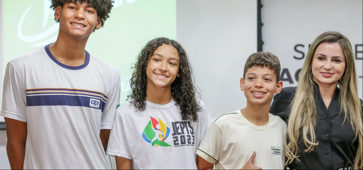 Alunos beneficiados pelo Bolsa Atleta e Josiane Campelo