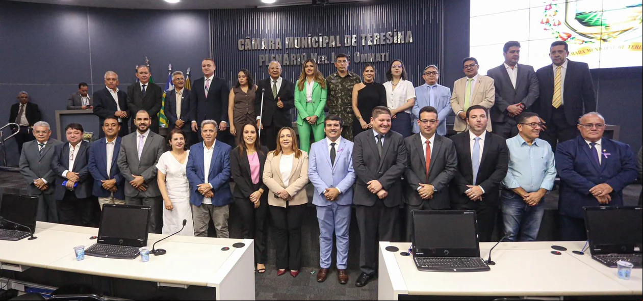 Autoridades presentes em sessão solene na Câmara Municipal