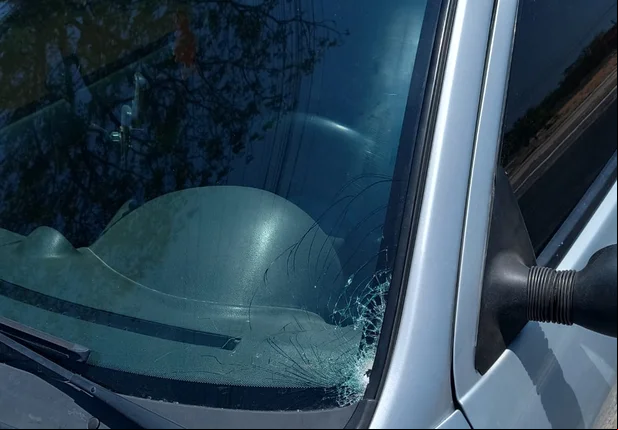 Carro da vítima com marcas de tiros