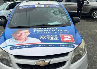 Carro em que Estefany Puente, seu pai e um funcionário estavam