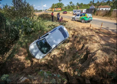 Motorista perdeu o controle e caiu em buraco na Estrada da Alegria