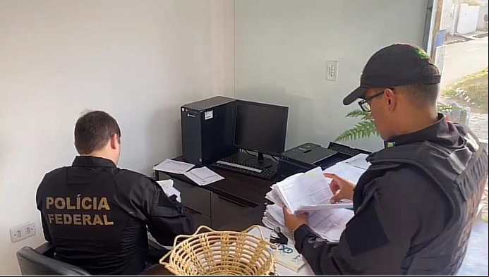 Polícia Federal cumprindo mandado
