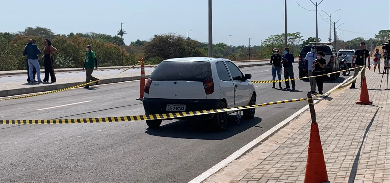 A placa do carro Fiat Palio, de cor branca, é LVO 8783
