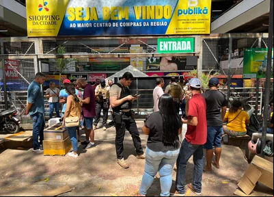 Ação policial na Praça da Bandeira, na entrada do Shopping da Cidade