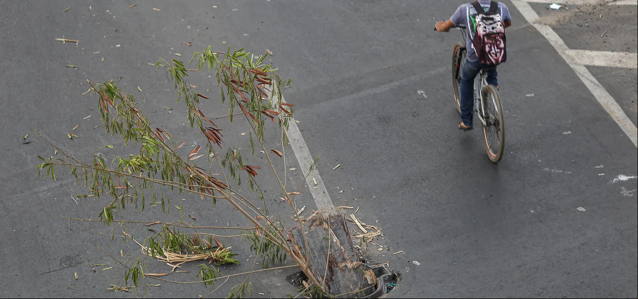 Bueiro aberto no viaduto do mercado do peixe