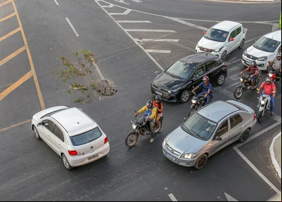 Buraco atrapalha a mobilidade dos motoristas que transitam pela região