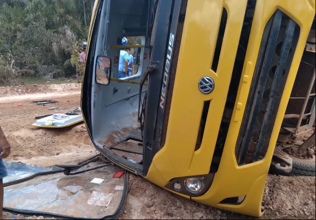 Devido ao acidente os vidros do ônibus quebraram
