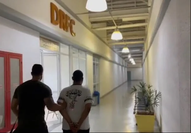 Momento que Kinteiro é levado para a delegacia