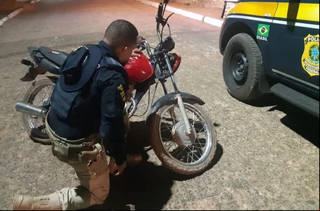 Motocicleta adulterada, flagrada com o condutor que acabou sendo preso