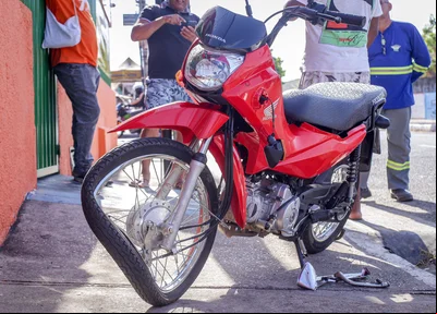 Motocicleta ficou com a parte dianteira destruída