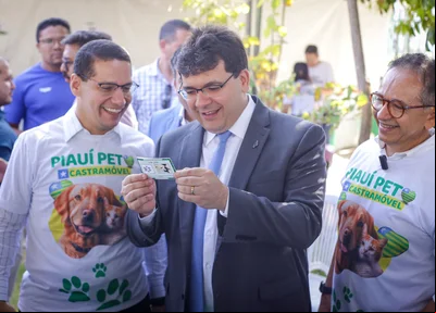 Rafael Fonteles confere carteira de identidade de pet
